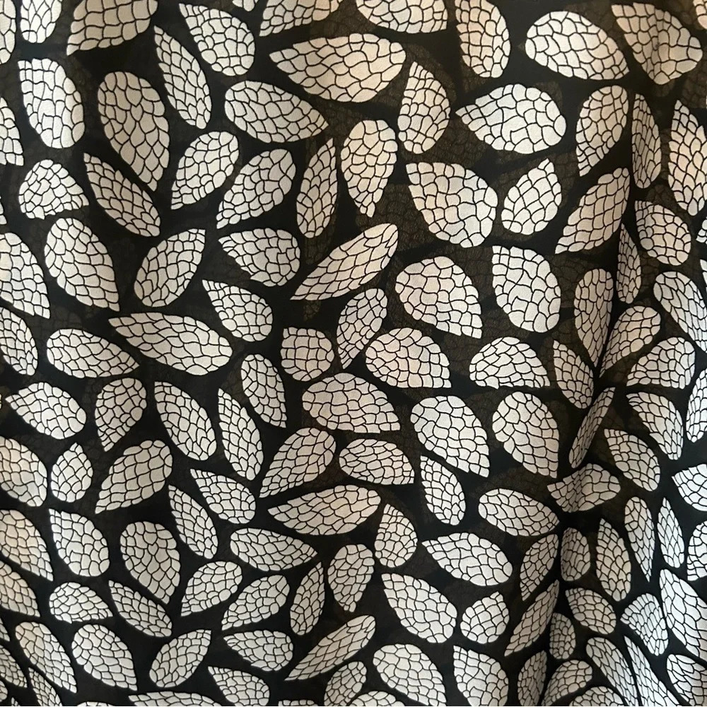 Love Drobe for Simply Be Sleeveless Collared Button Down Blouse (Plus Size) - Picture 3 of 6
